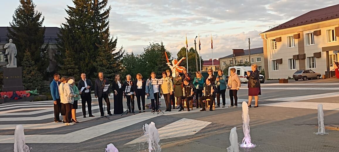 Патриотический флешмоб &quot;Песни у фонтана&quot;.